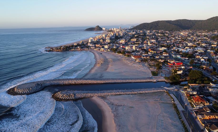 Vista aérea da orla de matinhos
