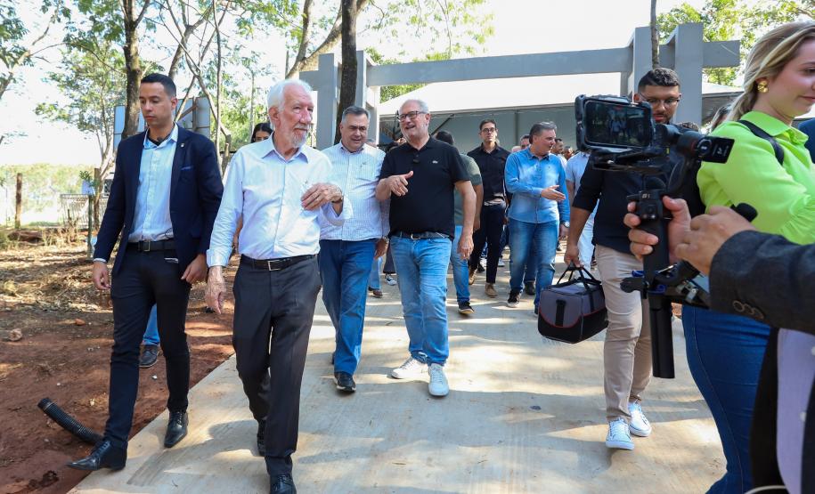 comitiva do governo passeando pelo parque