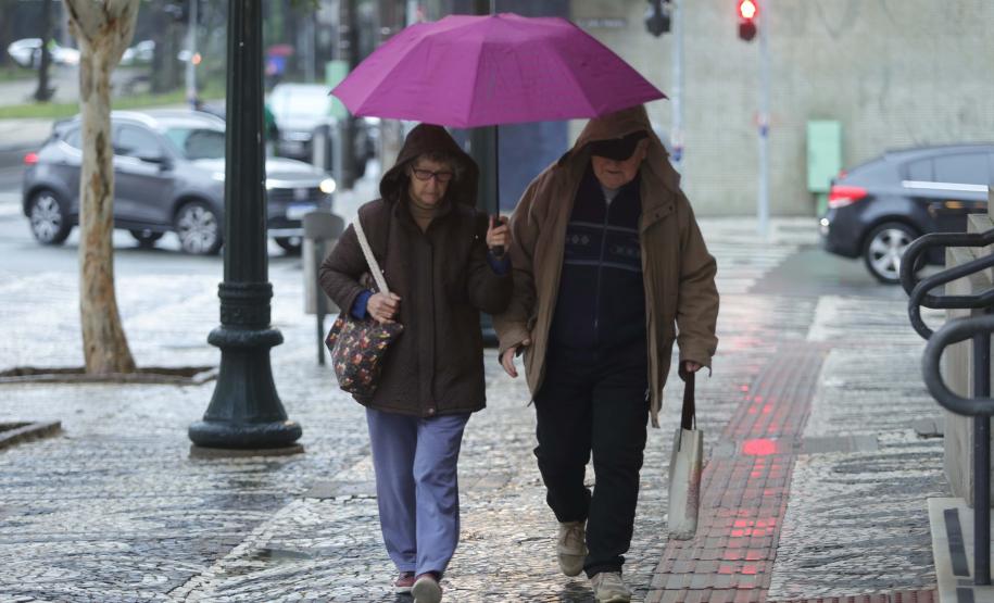 PESSOAS CAMINHANDO NA CHUVA
