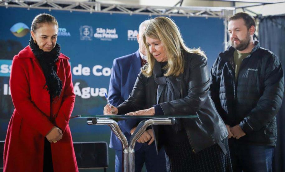 Mulher assinando documento