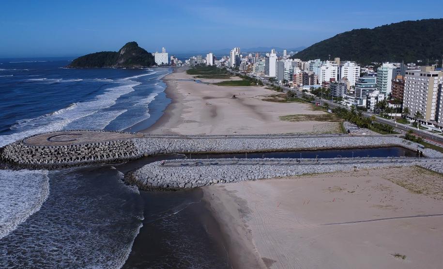 Vista aérea da orla de matinhos