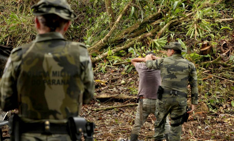 POLICIA AMBIENTAL EFETUANDO DETENÇÃO