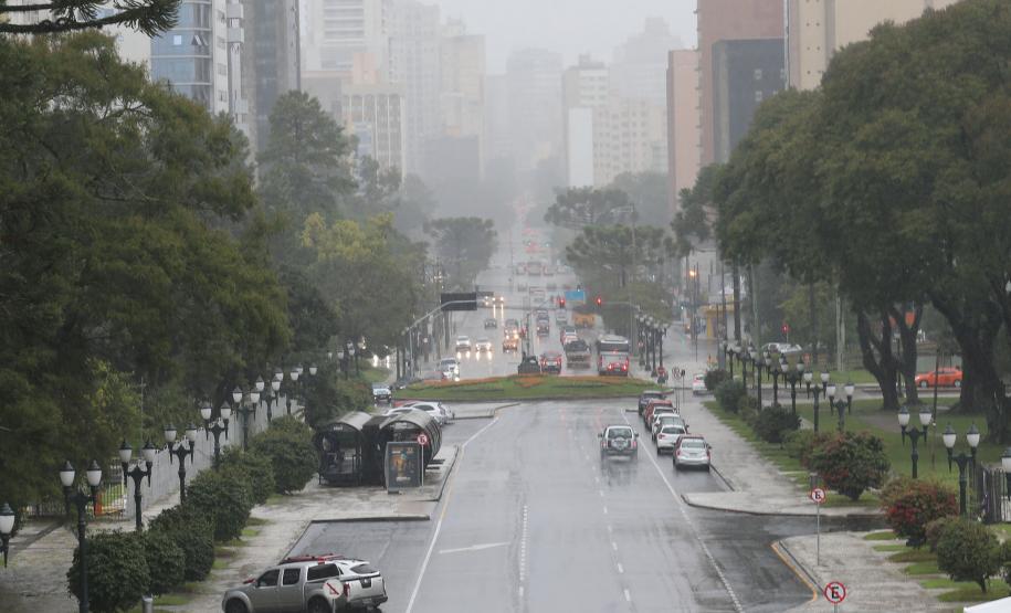 CHUVA TORRENCIAL NO CENTRO DE CURITIBA