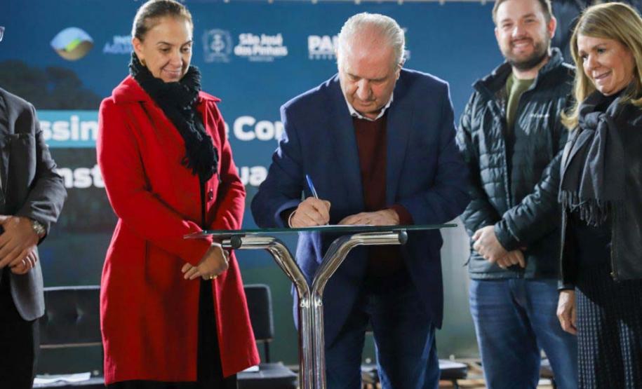 Diretor presidente do IAT assinando documento