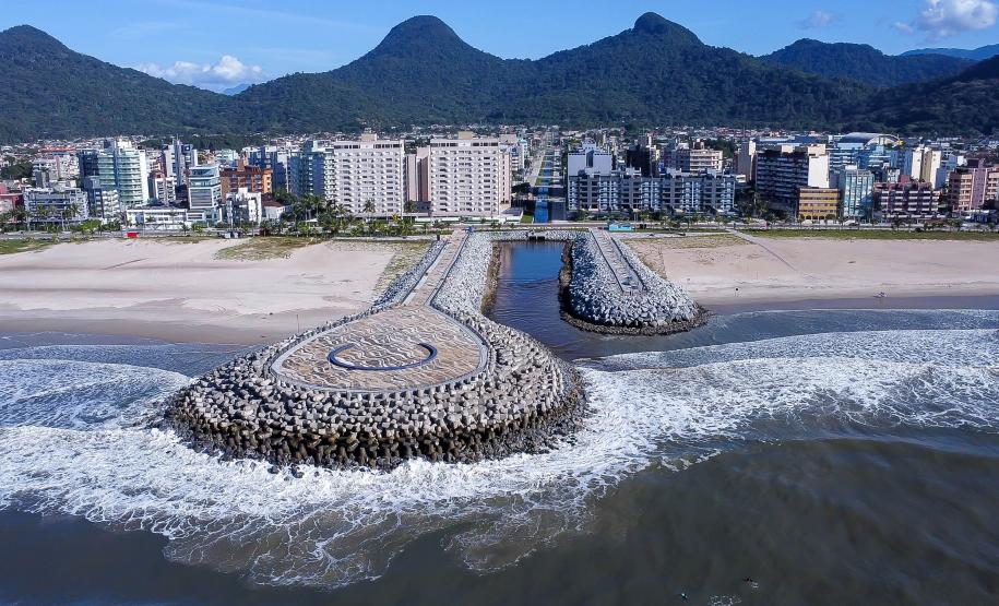 Vista aérea da orla de matinhos