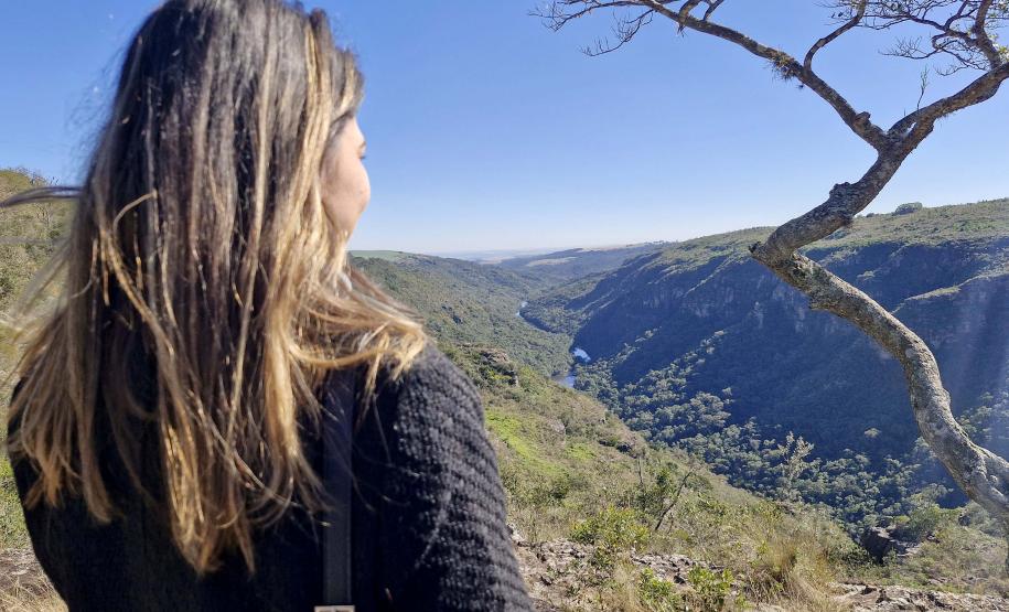 MULHER OBSERVANDO A PAISAGEM DE TIBAGI