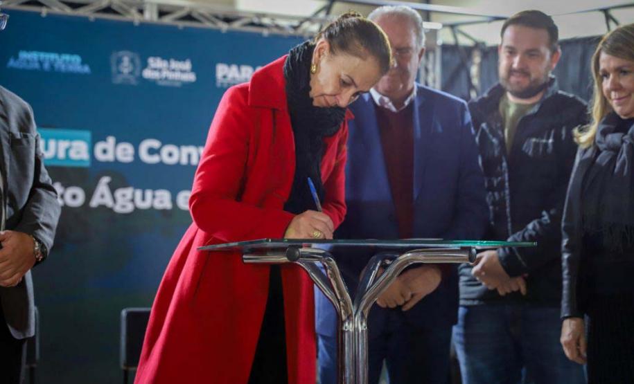 Mulher assinando documento