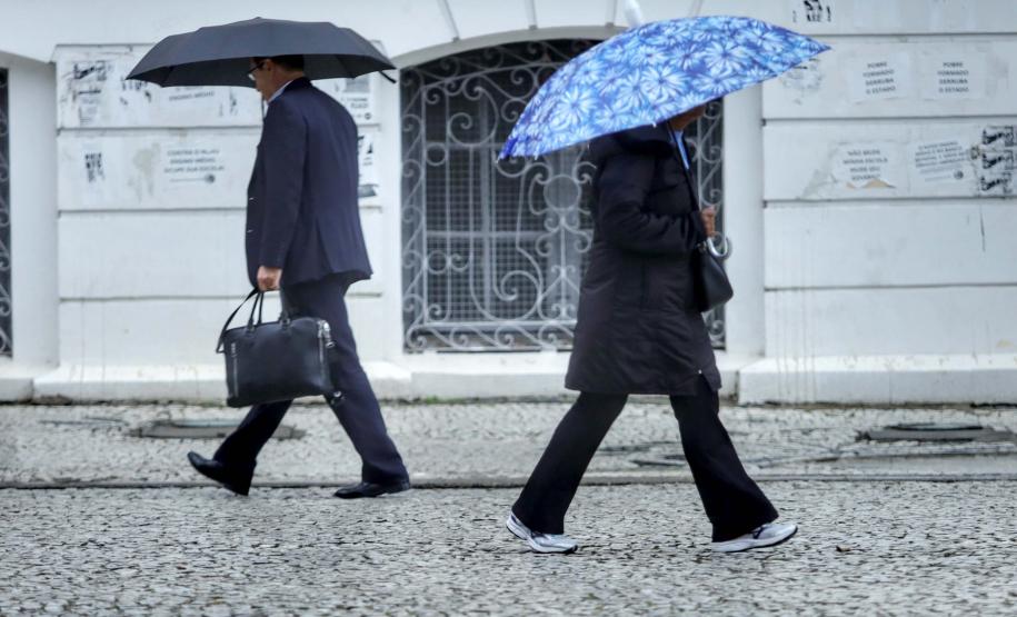 PESSOAS CAMINHANDO NA CHUVA