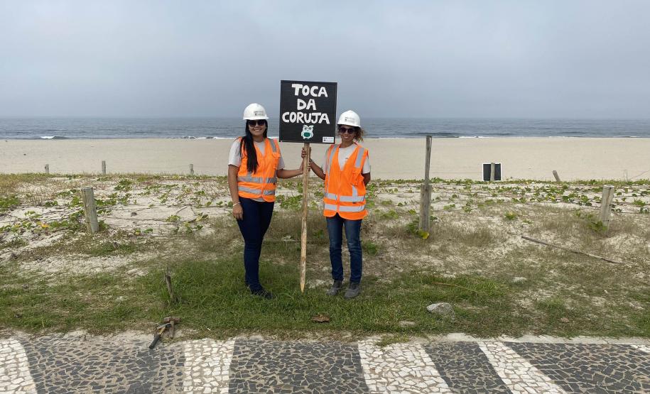 agentes posando ao lado da placa Toca da coruja