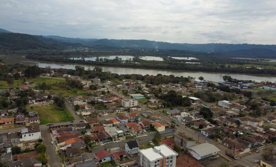 RIO EM PERÍMETRO URBANO VISTO DE CIMA