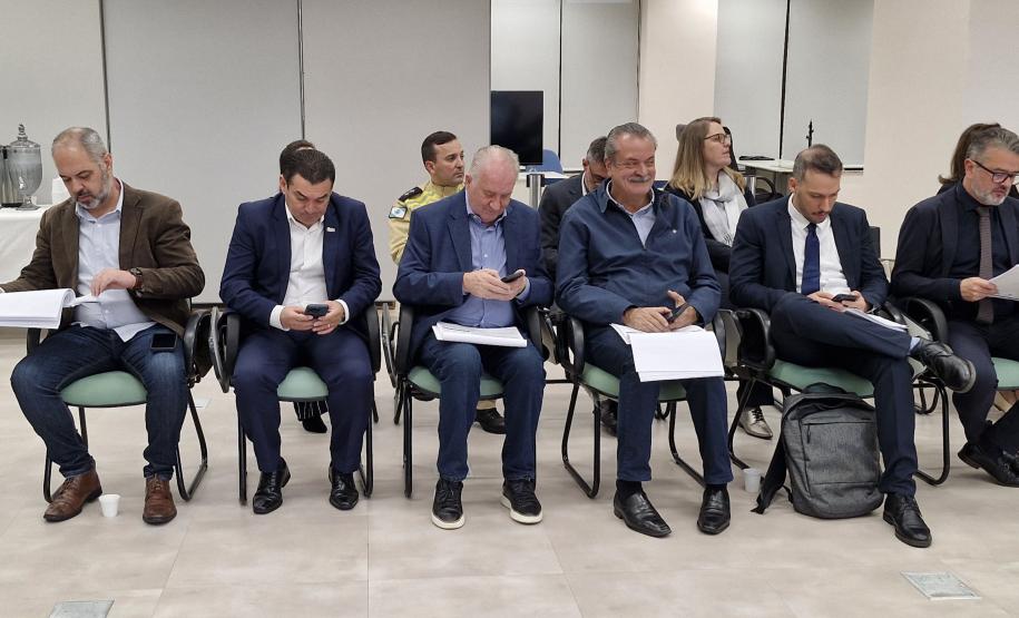 MEMBORS DO GOVERNO REUNIDOS