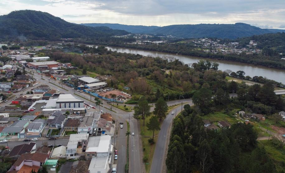RIO EM PERÍMETRO URBANO VISTO DE CIMA