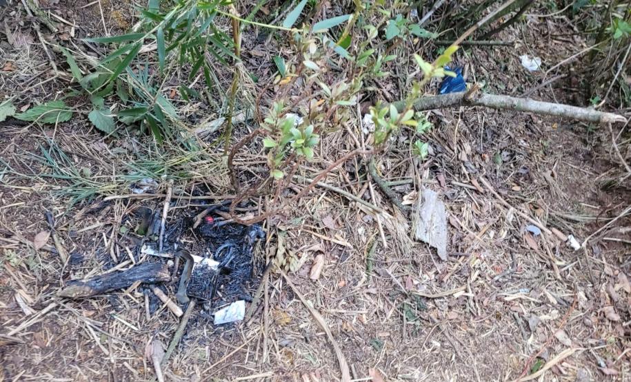 Descarte de dejetos e resíduos na natureza