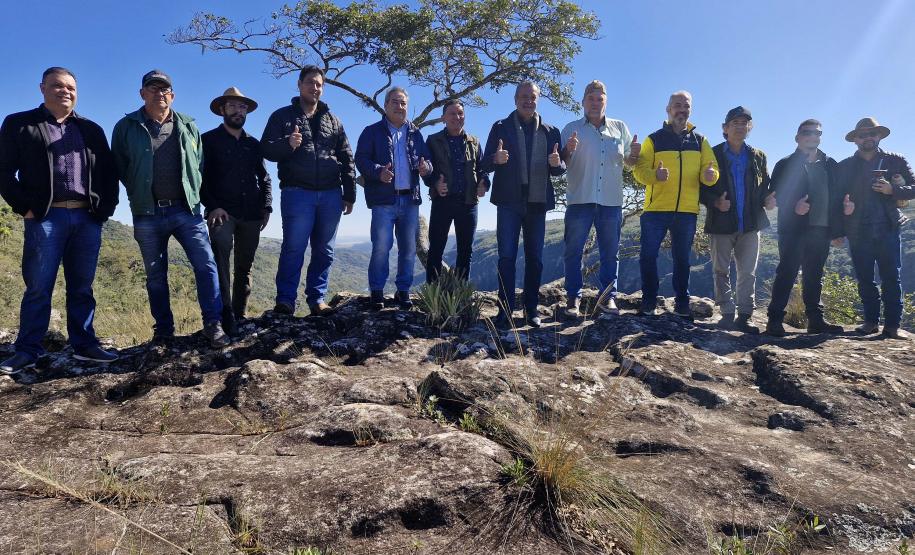 EQUIPE DO SECRETÁRIO DO MEIO AMBIENTE POSANDO PARA FOTO EM TIBAGI