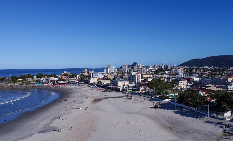 Vista aérea da orla de matinhos