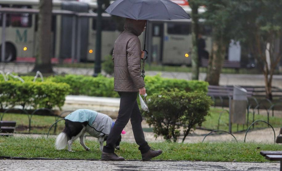 PESSOAS CAMINHANDO NA CHUVA