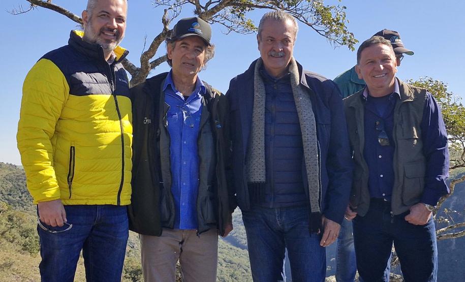EQUIPE DO SECRETÁRIO DO MEIO AMBIENTE POSANDO PARA FOTO EM TIBAGI