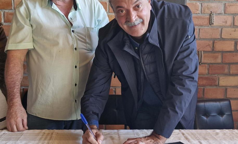 EQUIPE DO SECRETÁRIO DO MEIO AMBIENTE POSANDO PARA FOTO EM TIBAGI