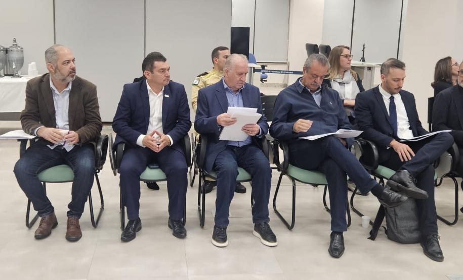 MEMBORS DO GOVERNO REUNIDOS