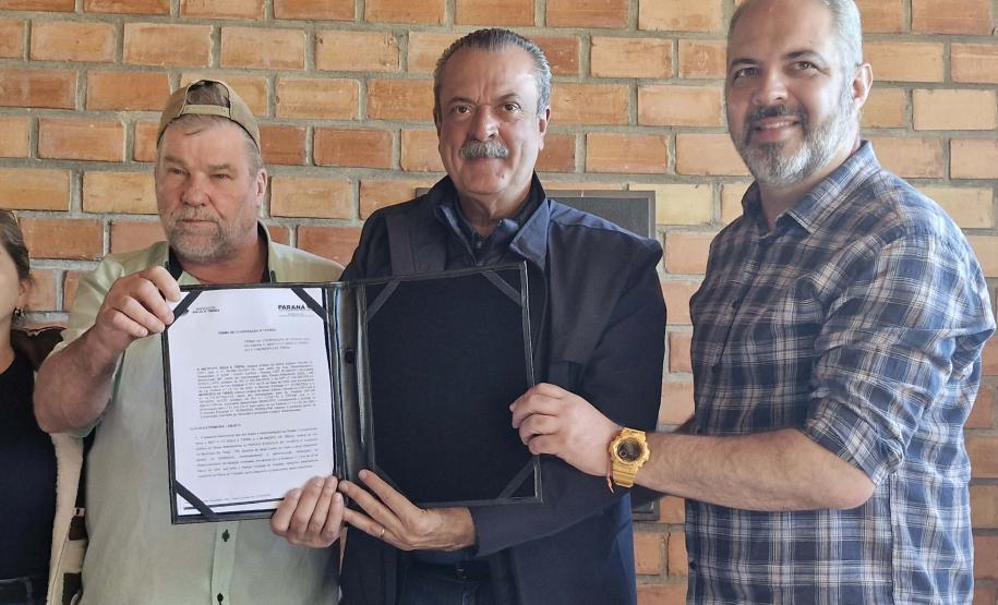EQUIPE DO SECRETÁRIO DO MEIO AMBIENTE POSANDO PARA FOTO EM TIBAGI