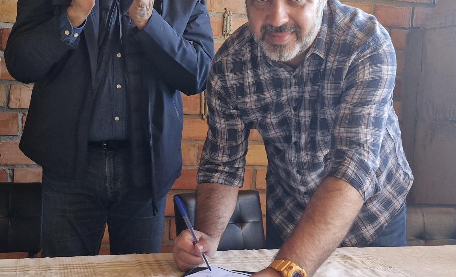 EQUIPE DO SECRETÁRIO DO MEIO AMBIENTE POSANDO PARA FOTO EM TIBAGI