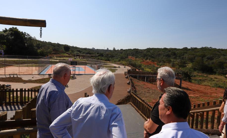 comitiva do governo passeando pelo parque