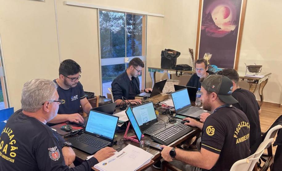 FISCAIS TRABALHANDO EM ESCRITÓRIO