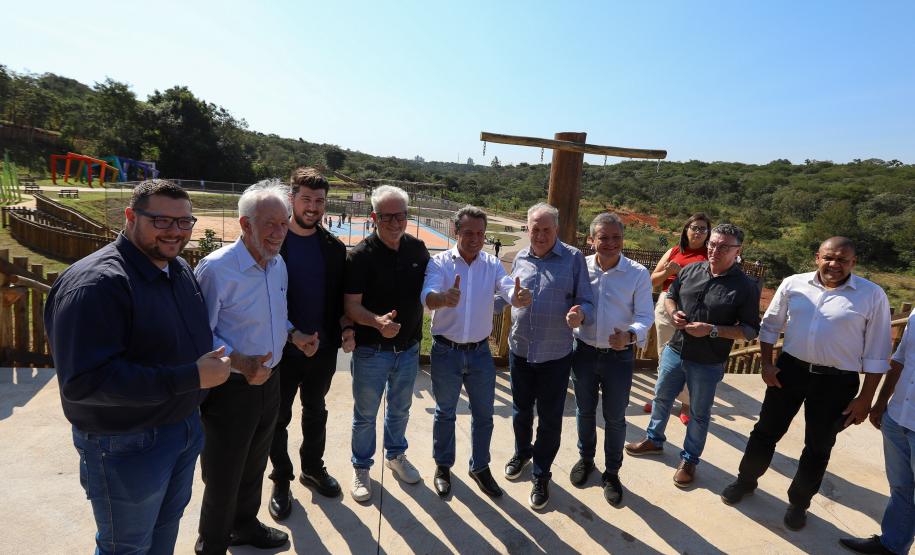 comitiva do governo posando para foto no parque
