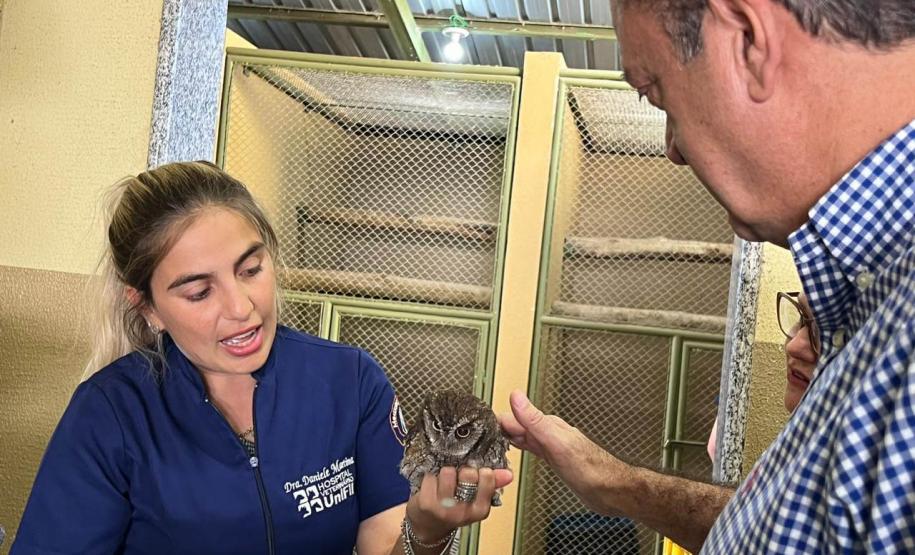 Foto de Everton Souza observando coruja em tratamento