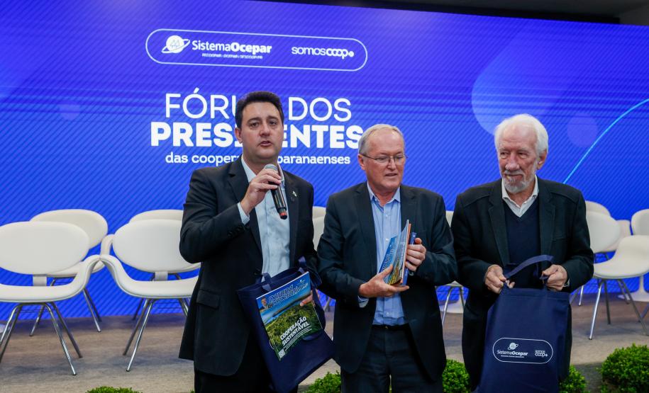 Foto do Governador Ratinho Júnior e demais autoridades em evento da Ocepar