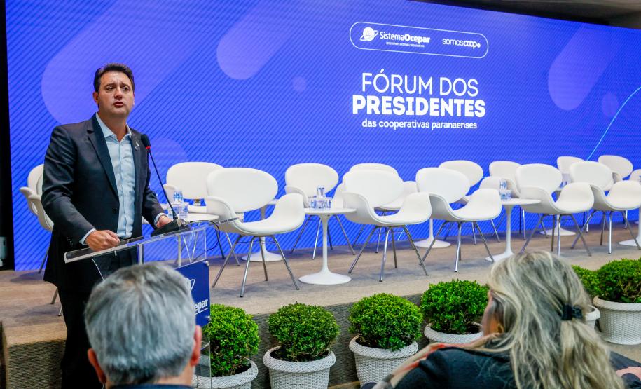 Foto do Governador Ratinho Júnior e demais autoridades em evento da Ocepar