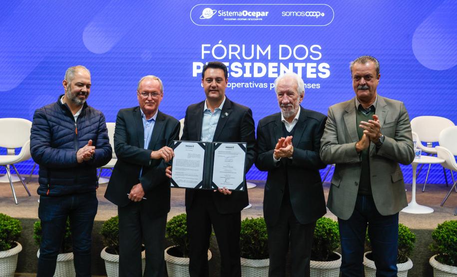 Foto do Governador Ratinho Júnior e demais autoridades em evento da Ocepar