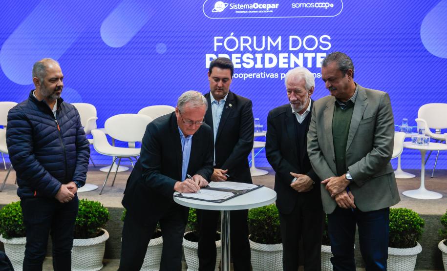 Foto do Governador Ratinho Júnior e demais autoridades em evento da Ocepar