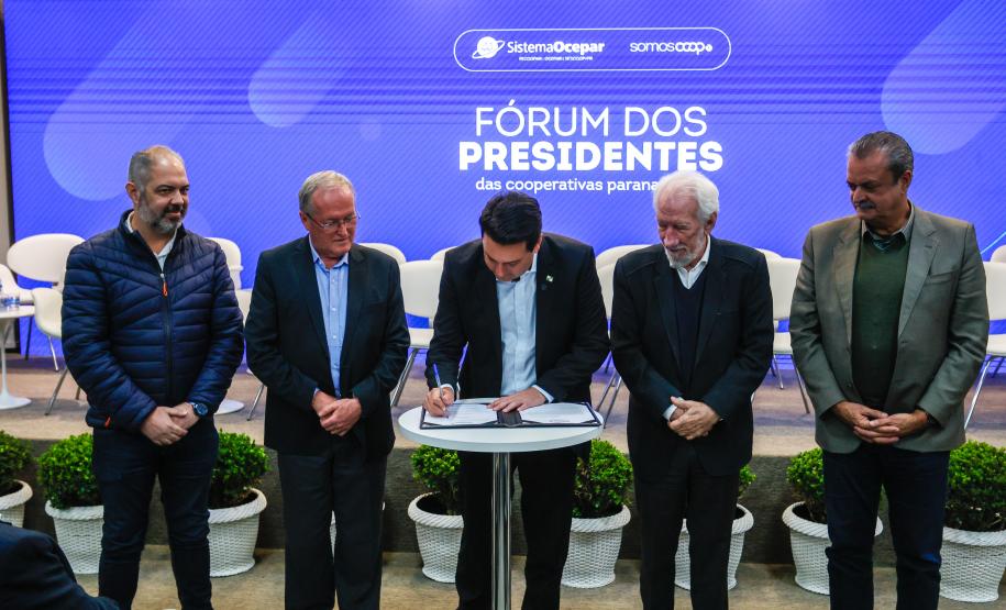 Foto do Governador Ratinho Júnior e demais autoridades em evento da Ocepar