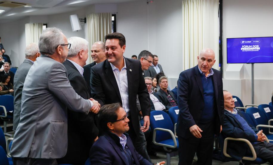 Foto do Governador Ratinho Júnior e demais autoridades em evento da Ocepar