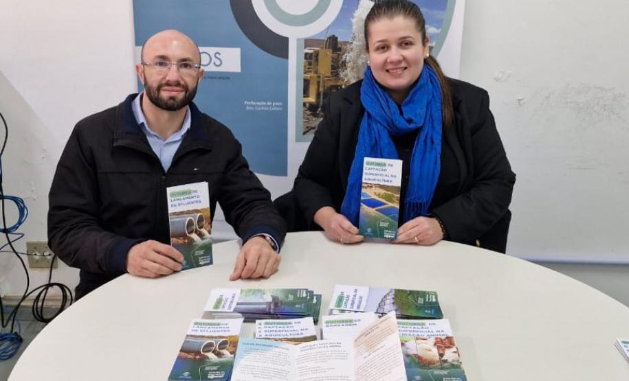 Foto de gerentes do IAT com as novas cartilhas