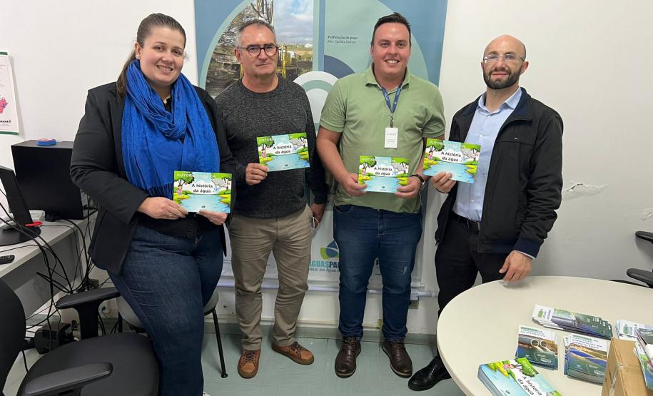 Foto de gerentes do IAT com as novas cartilhas