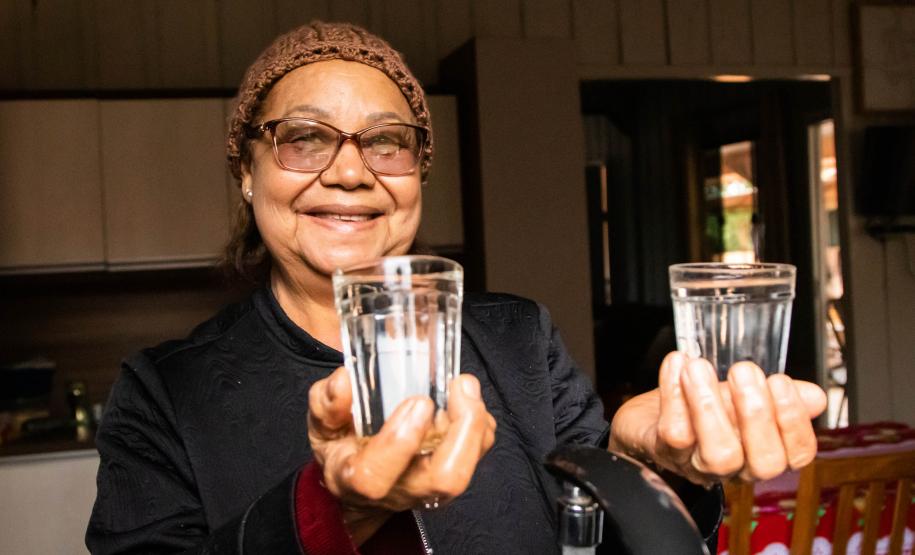 Foto de beneficiada por poço lavando louça