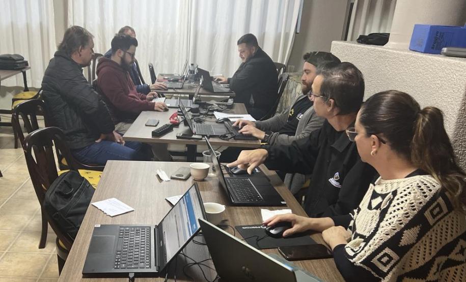 Foto de técnicos do IAT em operação remota de fiscalização