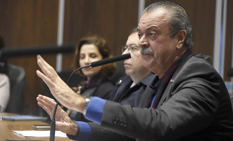 Foto de autoridades durante lançamento do PEM