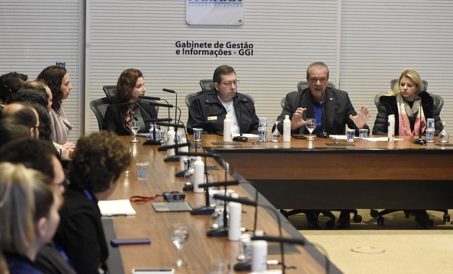 Foto de autoridades durante lançamento do PEM