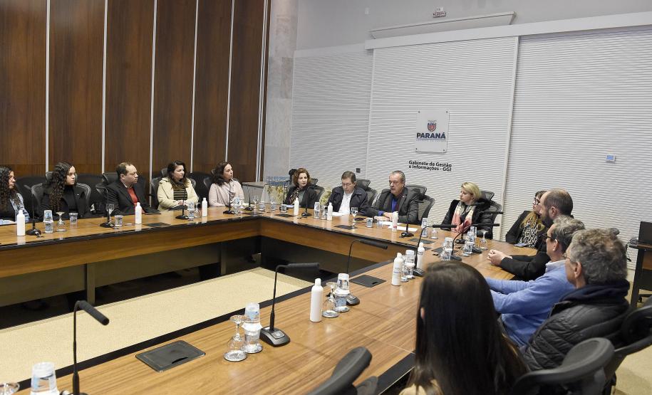 Foto de autoridades durante lançamento do PEM