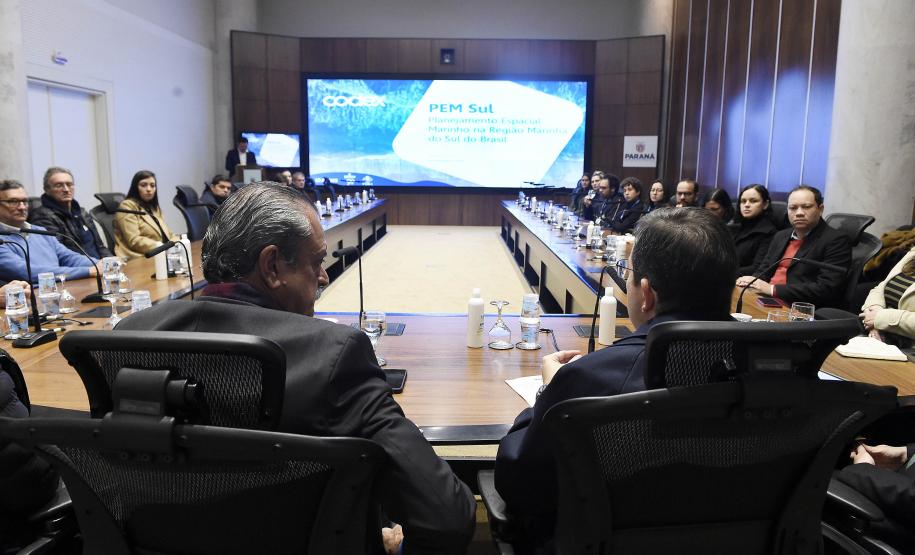 Foto de autoridades durante lançamento do PEM