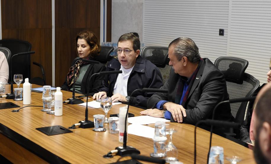 Foto de autoridades durante lançamento do PEM