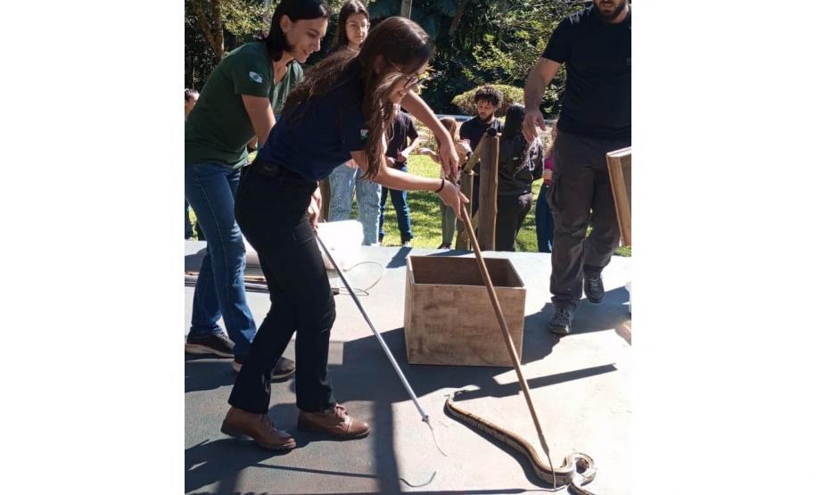 Foto de curso de manejo serpentes no Parque Lago Azul