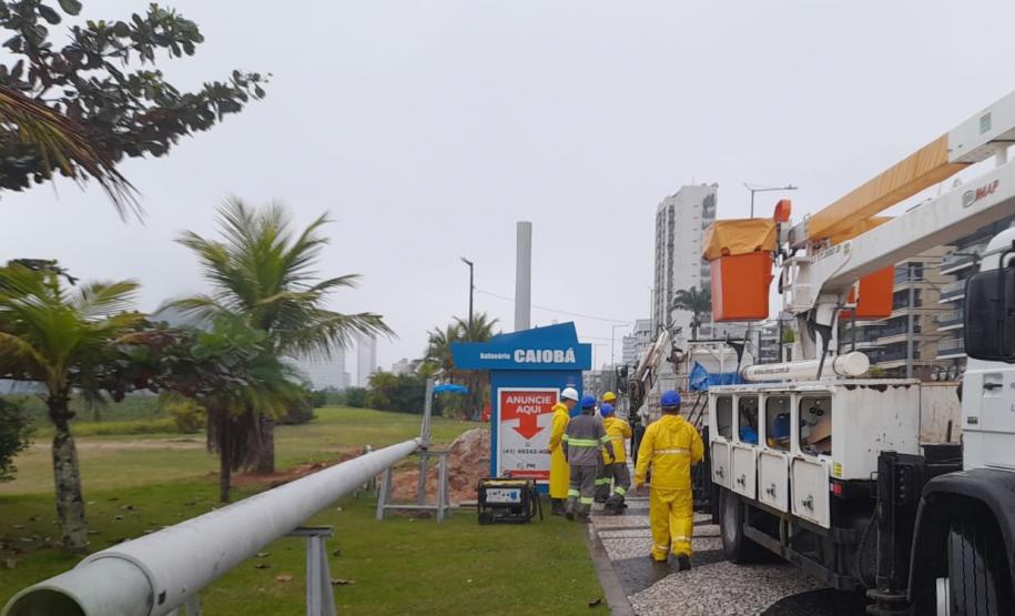 Foto de obras dos superspostes da orla de Matinhos