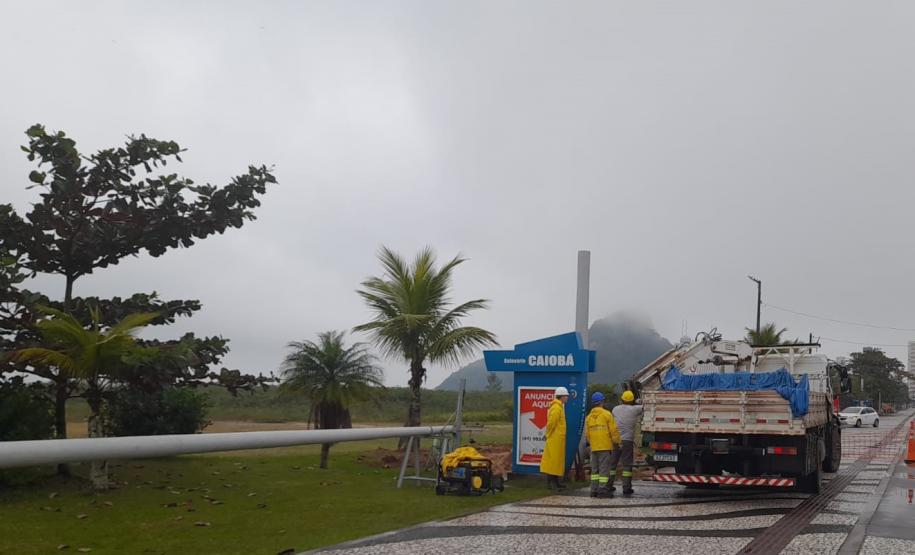 Foto de obras dos superspostes da orla de Matinhos