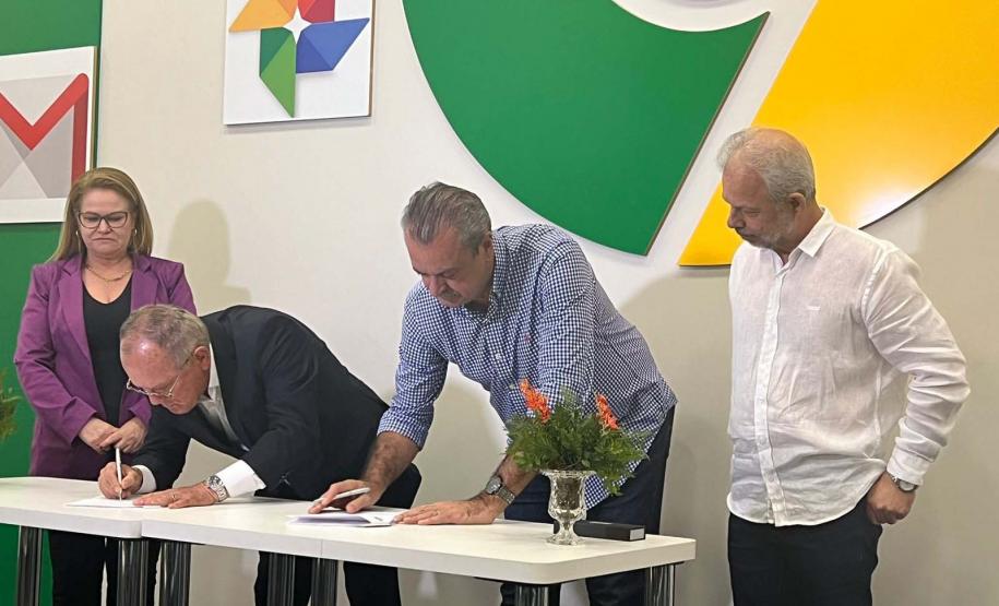 Secretário Everton Souza durante assinatura do convênio