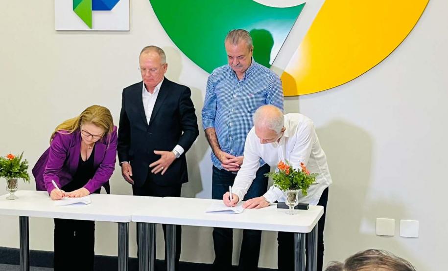 Secretário Everton Souza durante assinatura do convênio