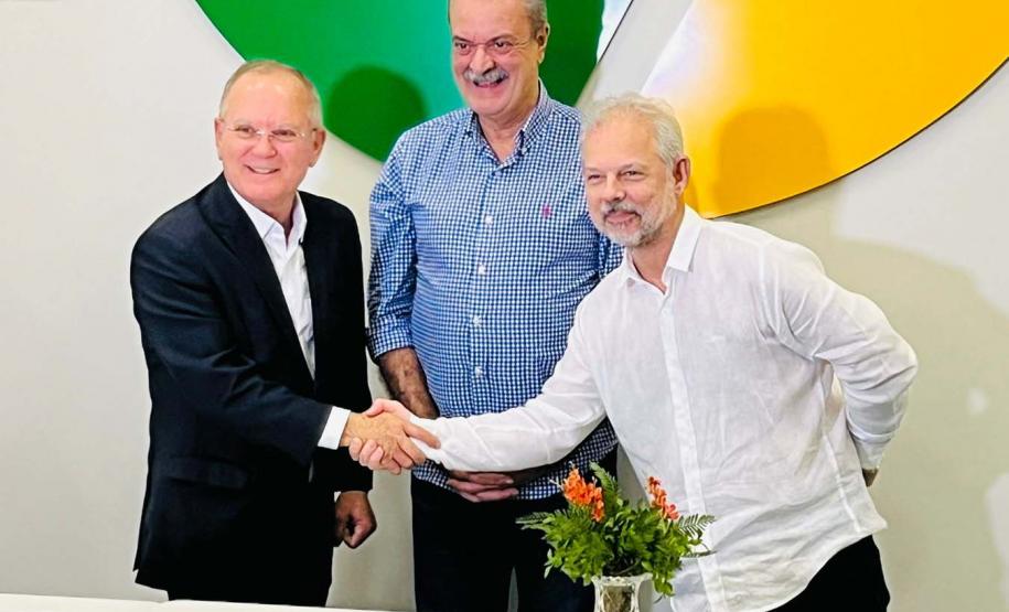 Secretário Everton Souza durante assinatura do convênio